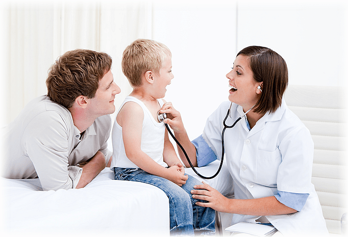 Детский кардиолог слушает ребенка