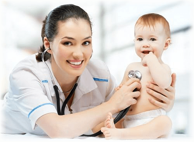  Дитячий лікар слухає малюка 